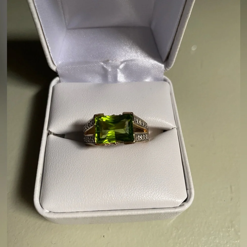 14kt Peridot and Diamond ring - Picture 1 of 6